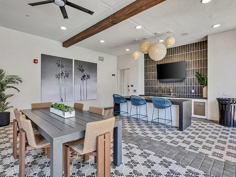 Downtown Ontario Luxury Apartments — Photo 78