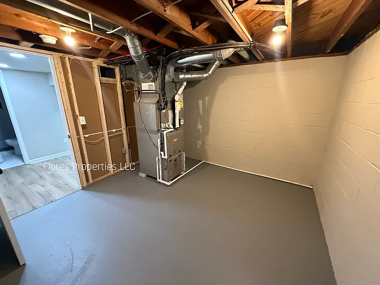 1136 Pauline Ave — Photo 2