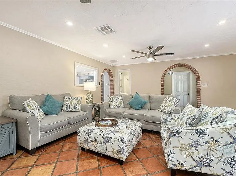 1127 S Osprey Ave — Photo 13