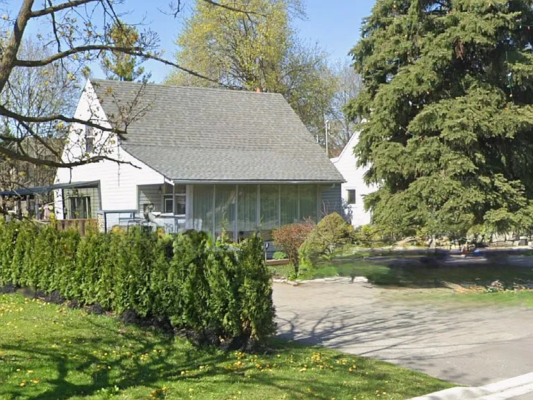 54 Highland Park Blvd E — Photo 1