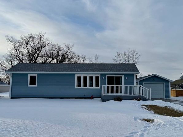 515 5th St W, Lakota, ND 58344