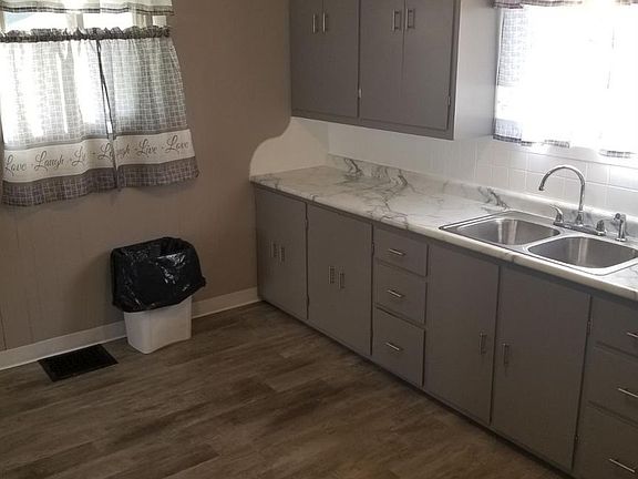 4th image of 215 Clay St