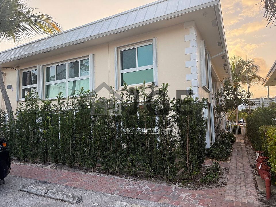 1st image of 861 SE 22nd Ave APT 4