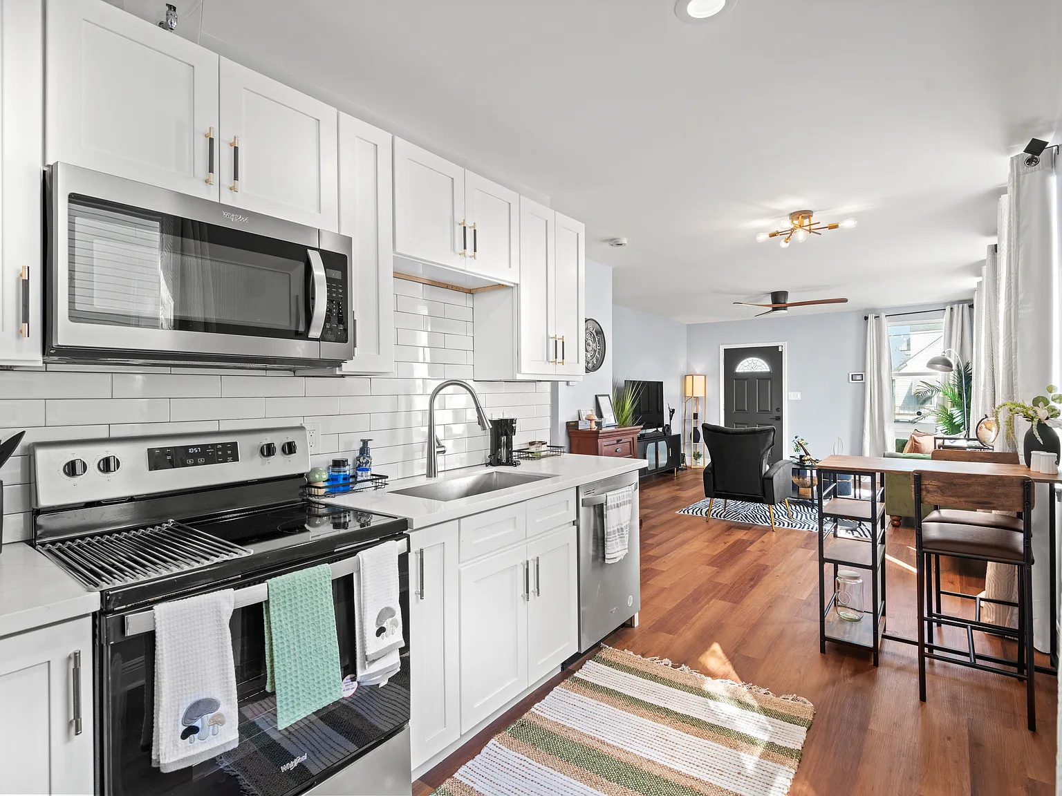 2 bed, 1.5 bath, 1166 sqft, $1,600 — Photo 2