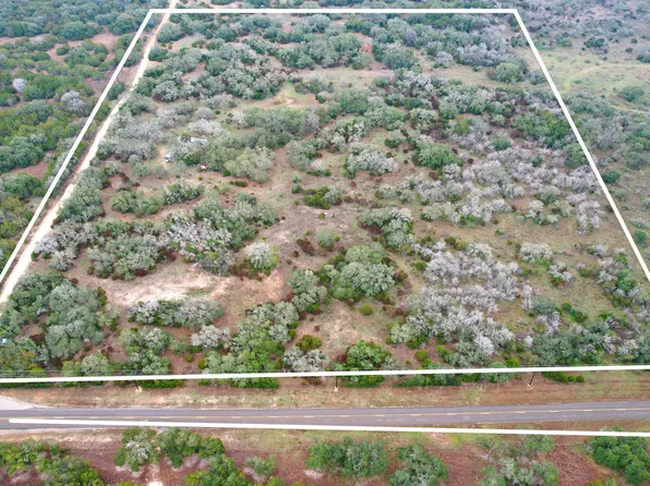 212 Summerhill Ln, Johnson City, TX 78636