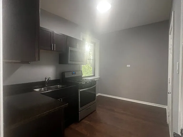 Hyde Park Apartments — Photo 14