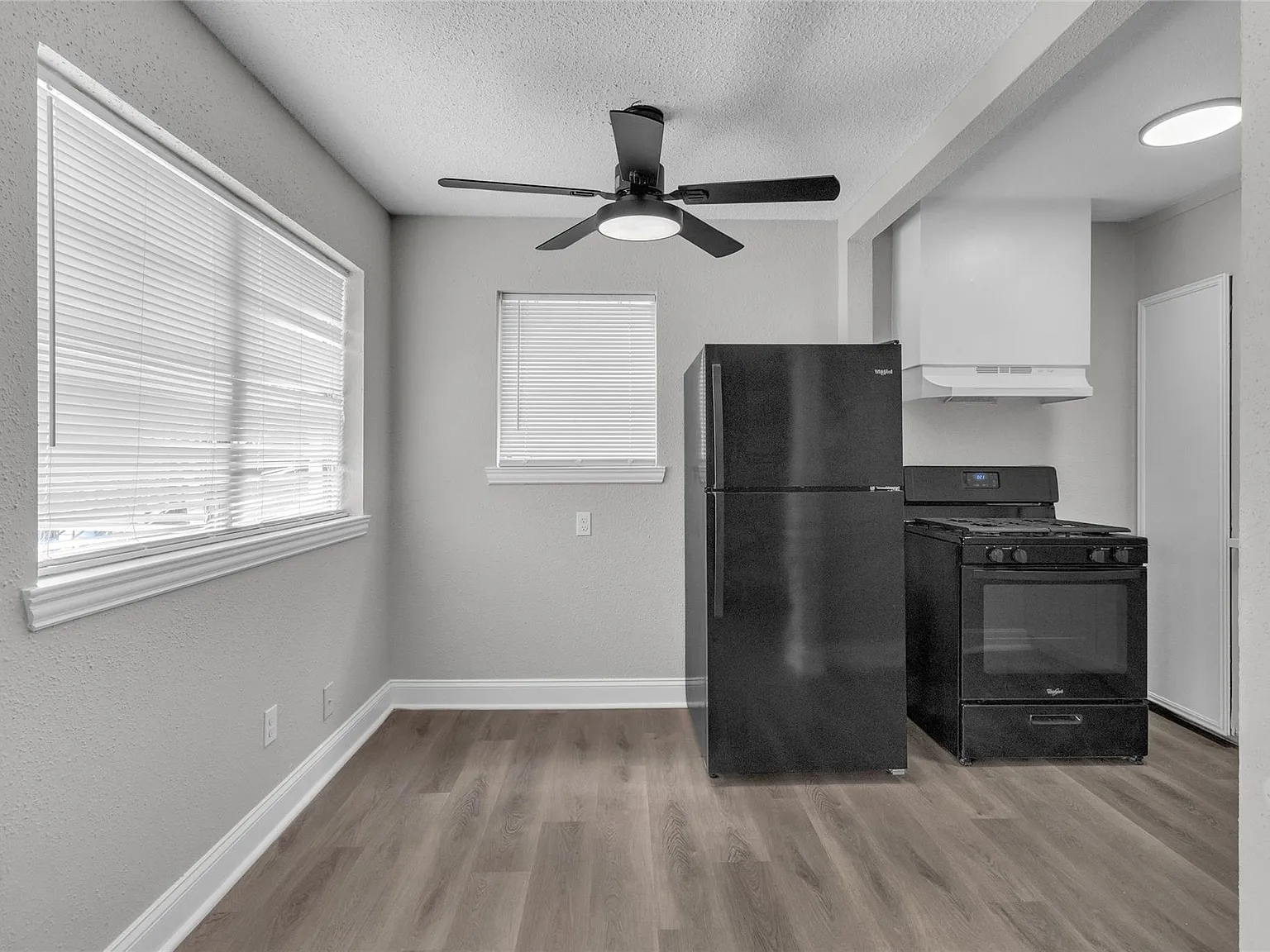 1 bed, 1.0 bath, 4832 sqft, $900 — Photo 4