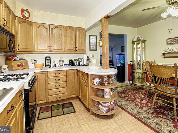 5th image of 462 Seward Ave