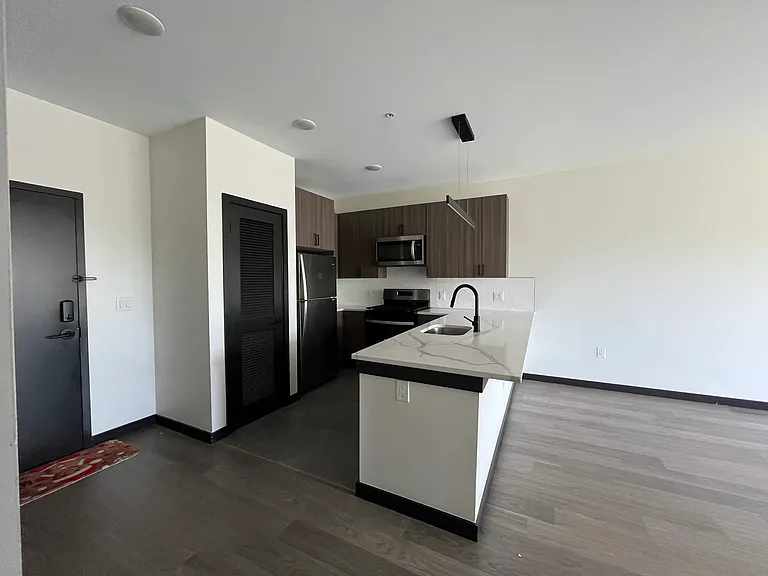 130-132 Mallory Ave #406 — Photo 3