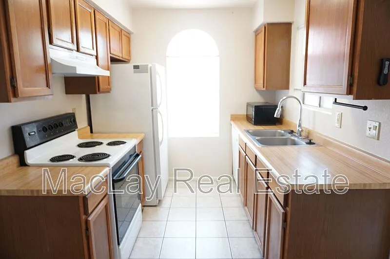 2 bed, 2.0 bath, 965 sqft, $1,450 — Photo 2
