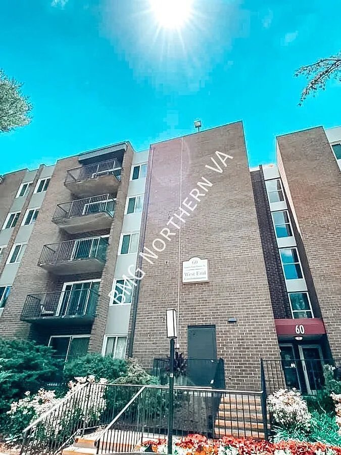 Charming And Well-Maintained 2 Bedroom 2 Bathroom Mid-Rise Condo In Popular EOS-21 / West End wit... — Photo 3