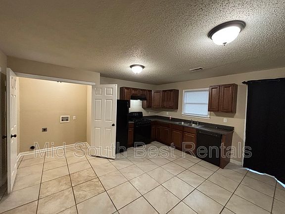 3rd image of 4024 Pine Cone Dr