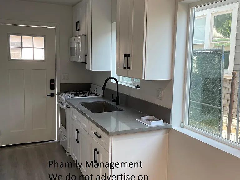 155 N Meridith Ave — Photo 2