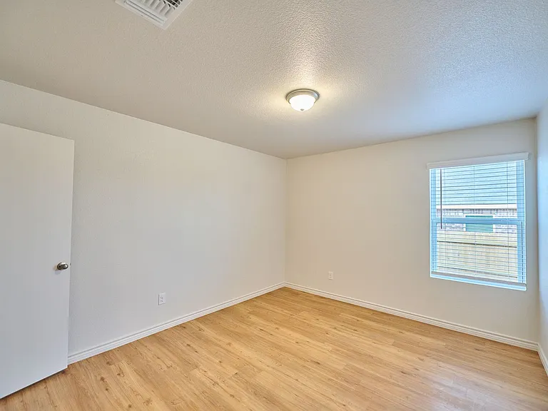 1813 Clovis Dr — Photo 9