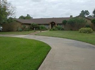 220 Oak Forest Dr, Angleton, TX 77515