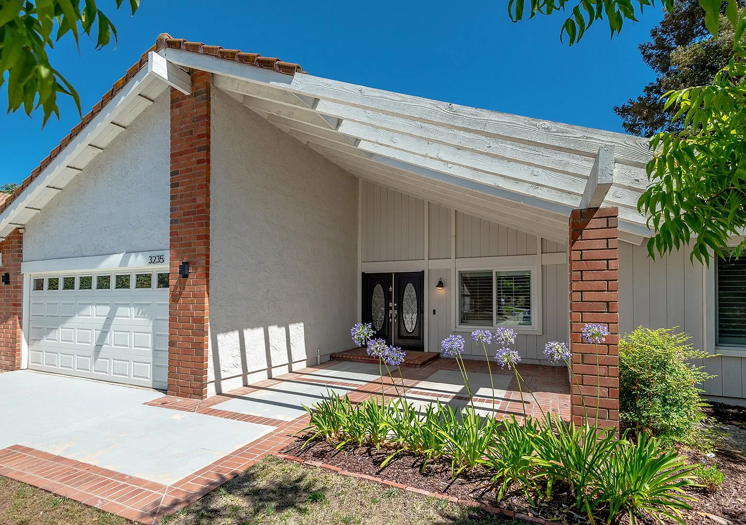 Fully Remodeled 4 Bed + 2.5 Bath Home in Desirable Westlake Hills! — Photo 2