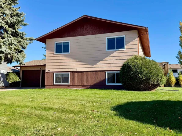 1908 Terrace Dr, Minot, ND 58703