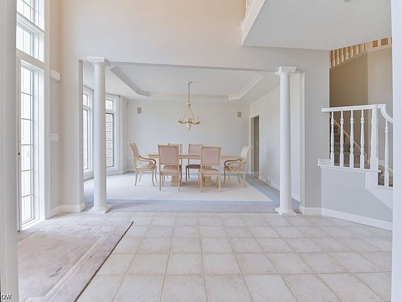 3rd image of 384 Kilbridge Dr