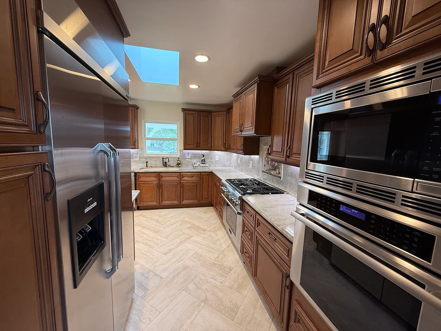 3 bed, 2488 sqft, $5,400 — Photo 4