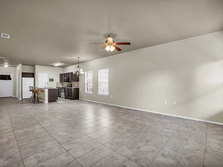 2049 Meadow View Dr — Photo 6