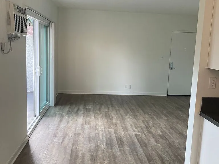 570 N Los Robles Ave — Photo 74