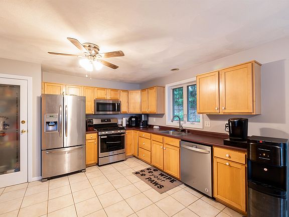 5th image of 19 Souhegan Dr