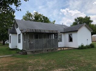 222 E Center Ave, Seymour, MO 65746