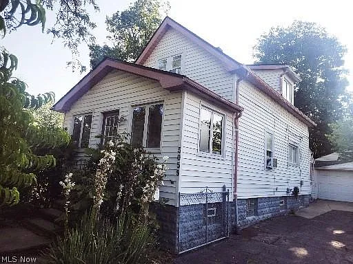 5059 Thomas St photo 1