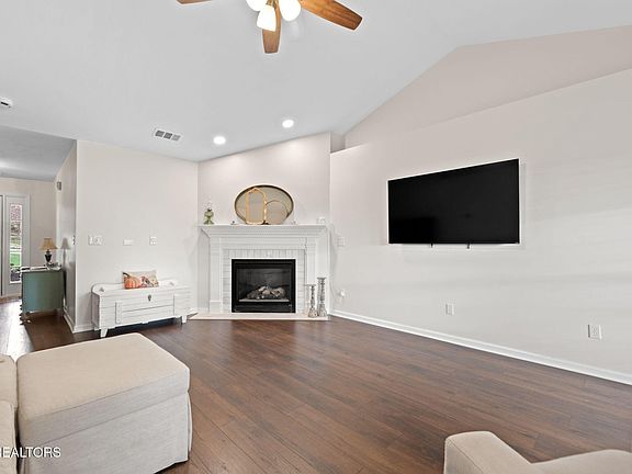 5th image of 271 Eaton Village Trce