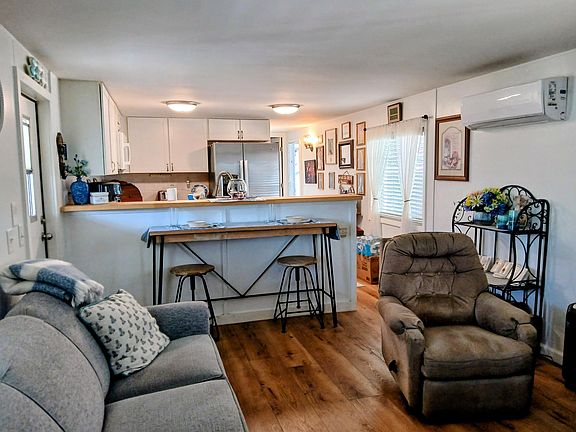 4th image of 1370 W Grand Avenue #104