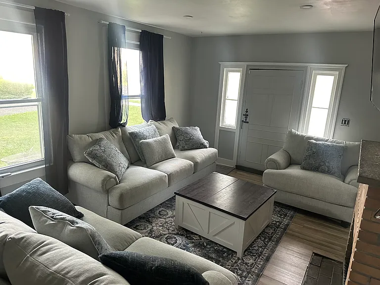 1648 Valley Dr — Photo 2