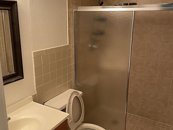 5th image of 161 Lakeview Dr