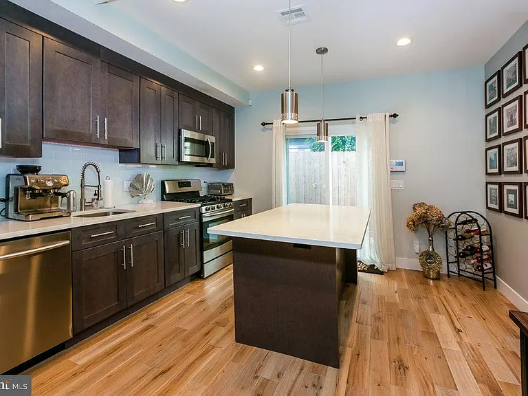 2233 Latona St — Photo 3