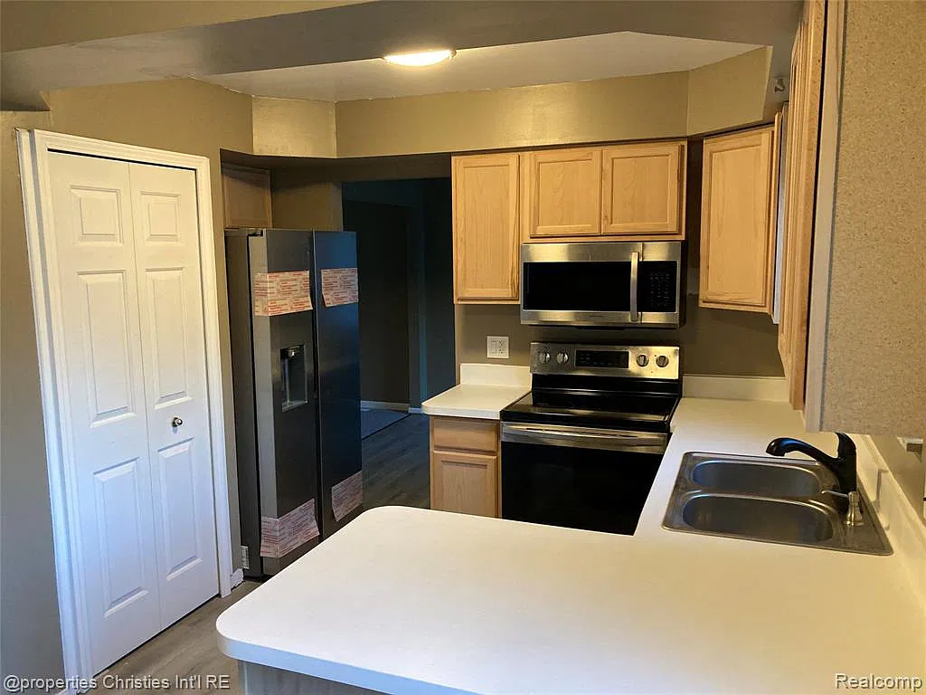 4 bed, 1.5 bath, 1969 sqft, $2,800 — Photo 3