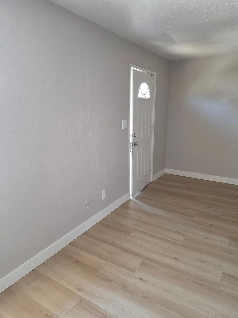 1705 — Photo 3
