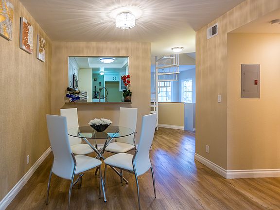 3rd image of 6638 Clybourn Ave Unit 44
