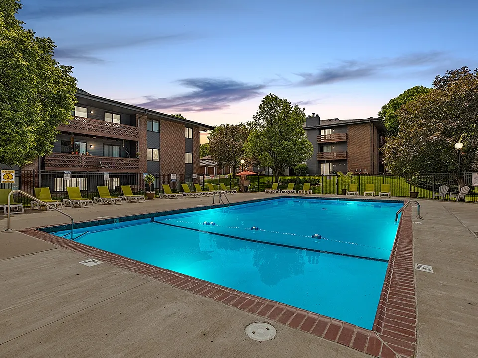 Applewood Pointe Apartments