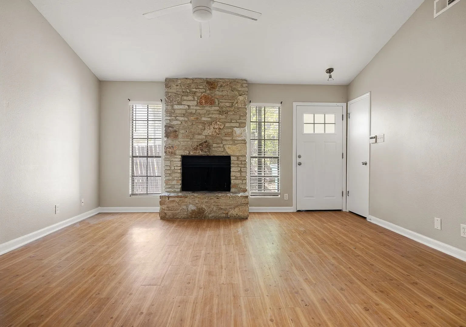 Beautifully Updated 3-Bedroom Home with No Carpet & Private Fenced Yard in Round Rock — Photo 3