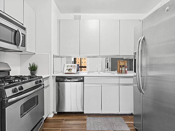 3rd image of 200 E 61st St APT 16A