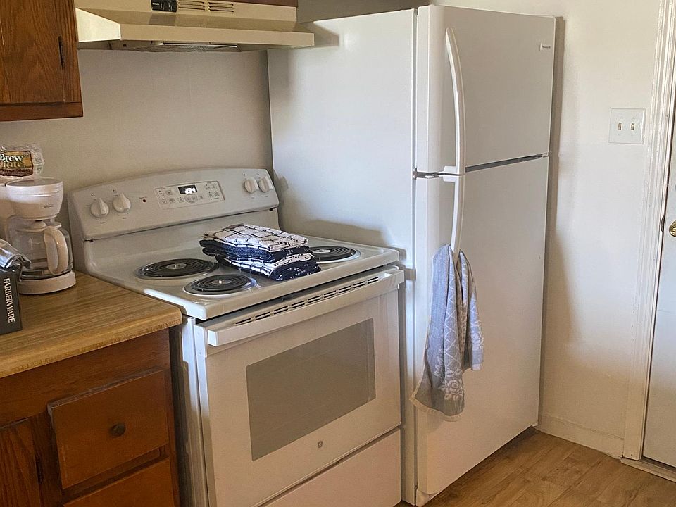 Fridge and stove are NOT included, picture is just so you can get an idea of placement