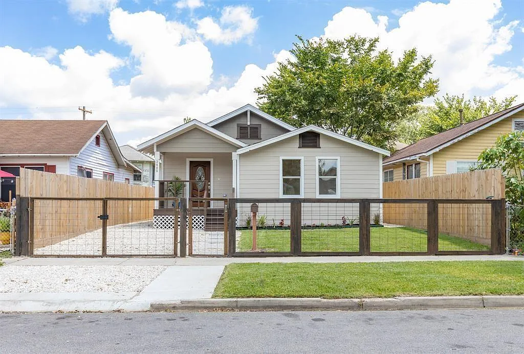 3 bed, 2.0 bath, 1453 sqft, $1,800 — Photo 1