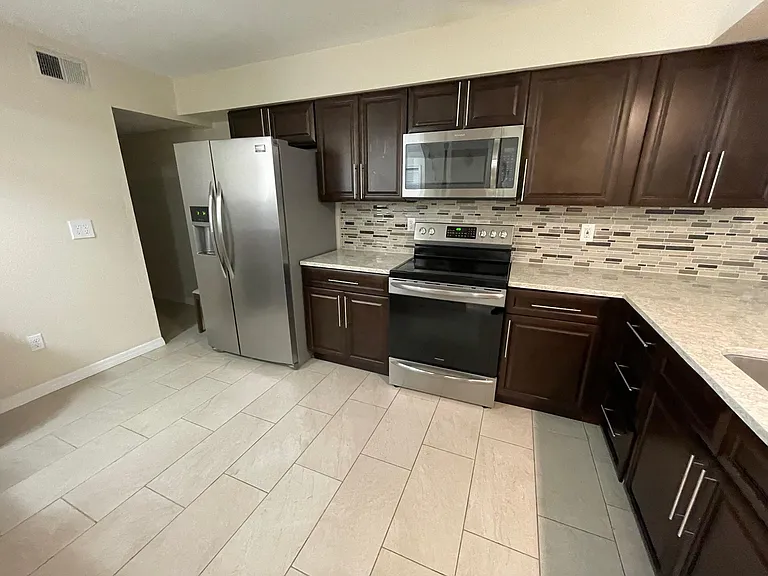 2556 W Brook Ln — Photo 4