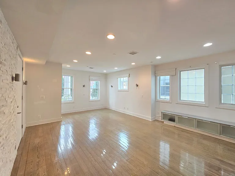 1811 Voorhies Ave #1 — Photo 11