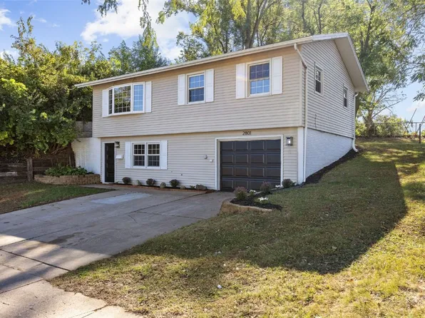 2801 Schultz Dr NW, Cedar Rapids, IA 52405