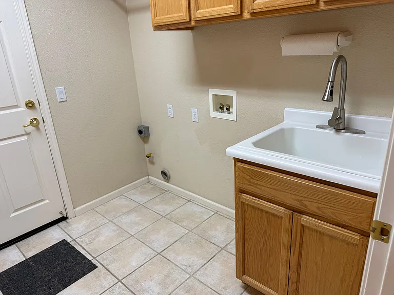 1587 Regent Dr — Photo 24