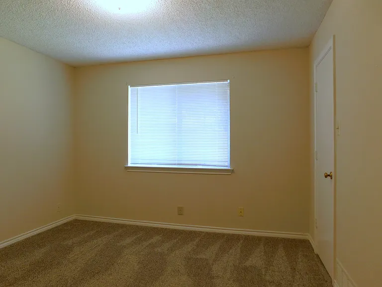2204 Canterbury Ct #2204 — Photo 23