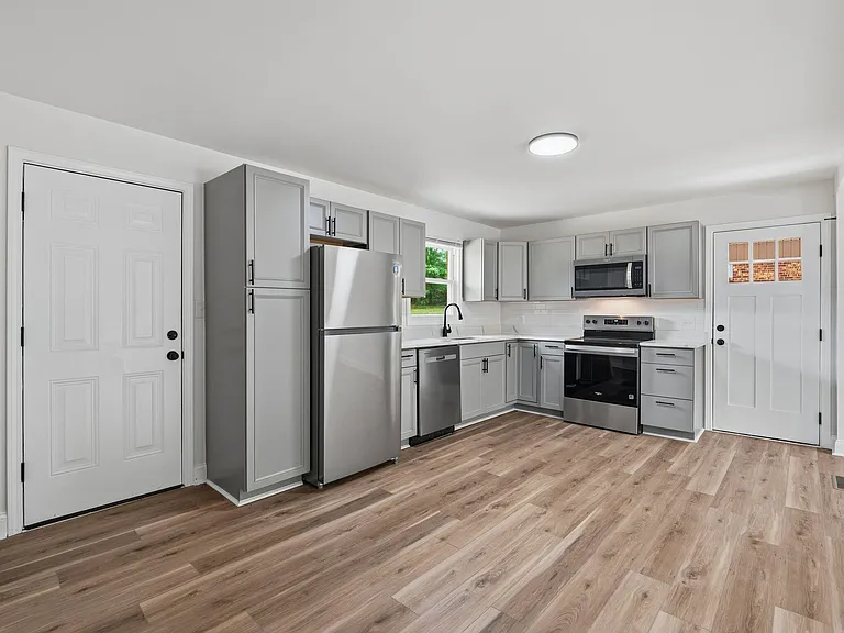 248 Lakeside Dr — Photo 5