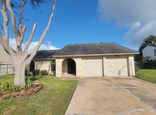 256 E Castle Harbour Dr, Friendswood, TX 77546