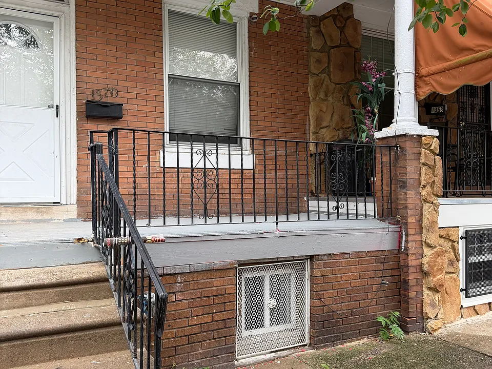 1370 Narragansett St