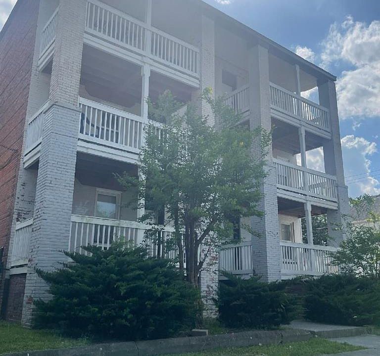 1st image of 325 W 31st St